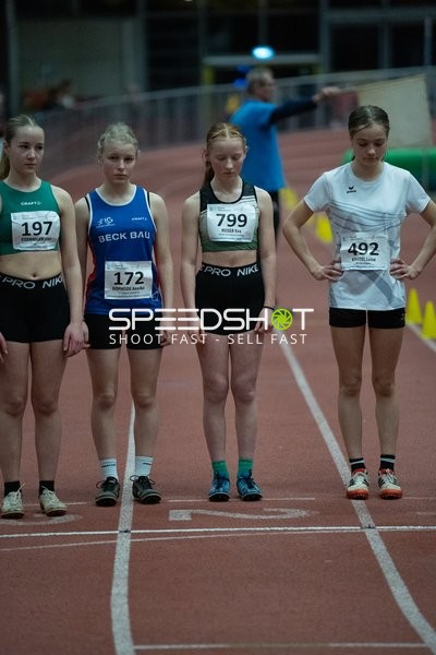 Athletinnen mit Startnummern an der Startlinie