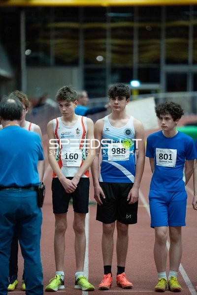 Drei Athleten mit Startnummern 160, 988 und 801