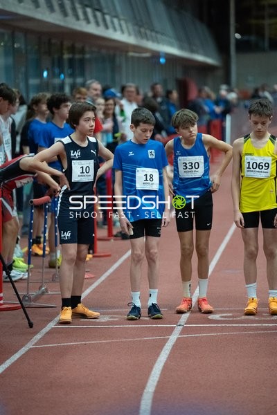 Leichtathletik Startlinie mit Nummern 10, 18, 330, 1069