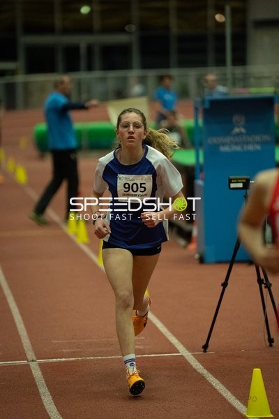 Läuferin mit Startnummer 905