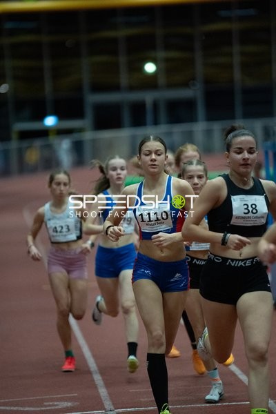 Läuferinnen mit Startnummern in Aktion