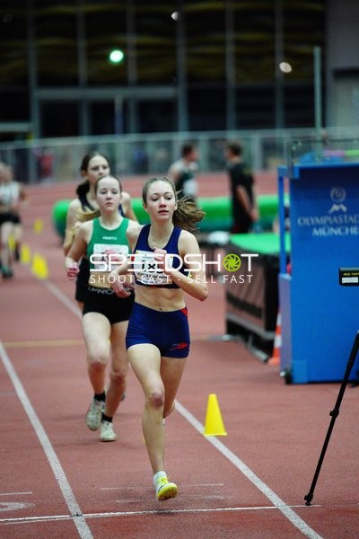 Läuferin mit Startnummer 183 in Führung