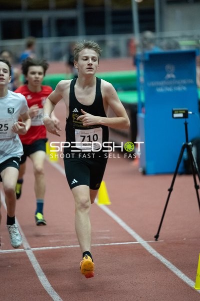 Läufer mit Startnummer 710 in Aktion