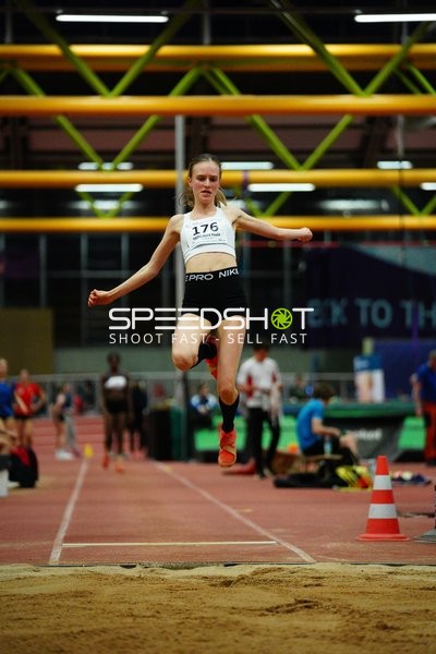 Athletin mit Startnummer 176 beim Weitsprung
