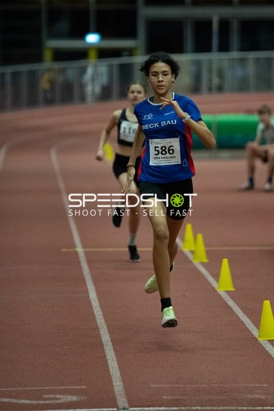 Läuferin mit Startnummer 586 in Aktion