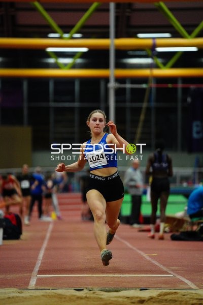 Athletin mit Startnummer 1024 beim Weitsprung