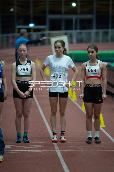 Athletinnen mit Startnummern 799, 492 und 663