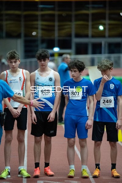 Vier Athleten mit Startnummern