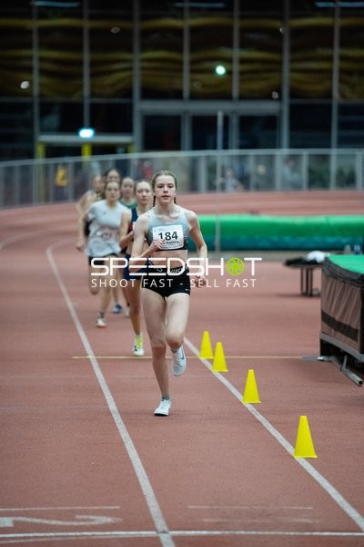 Läuferin mit Startnummer 184 in Führung