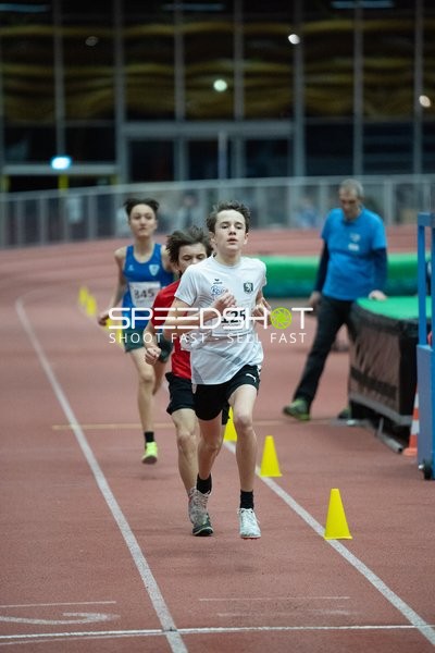 Läufer mit Startnummer 125 in Führung