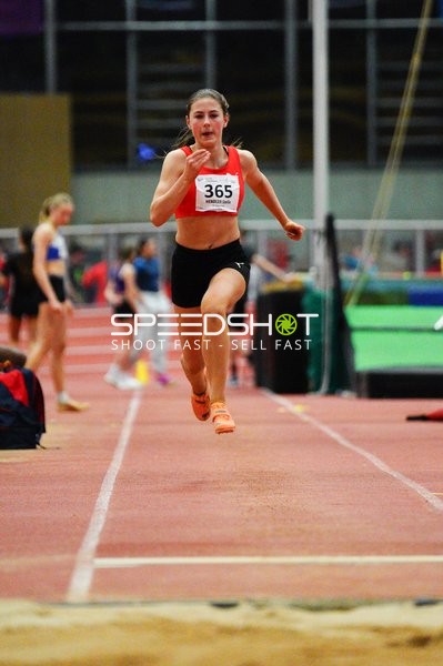 Athletin mit Startnummer 365 in Aktion