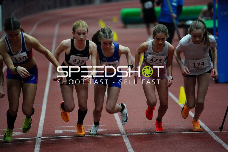 Start zum Lauf mit fünf Athletinnen