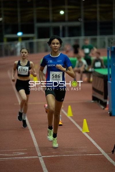 Läuferin mit Startnummer 586 in Führung