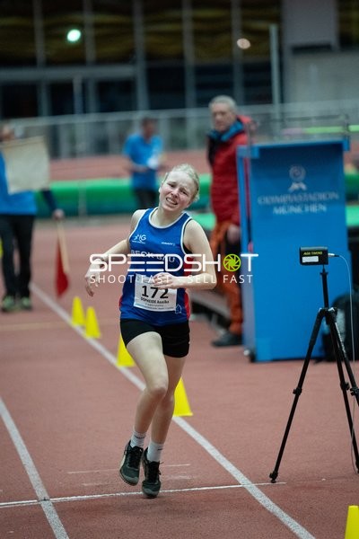 Athletin mit Startnummer 172 in Aktion