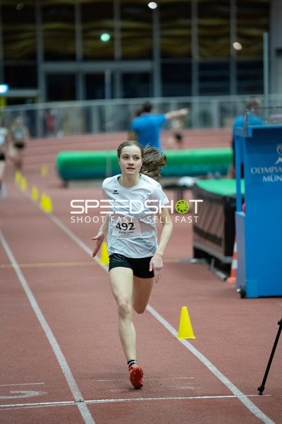 Leichtathletin mit Startnummer 492 in Aktion