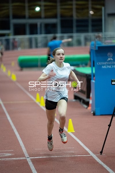 Leichtathletin mit Startnummer 492