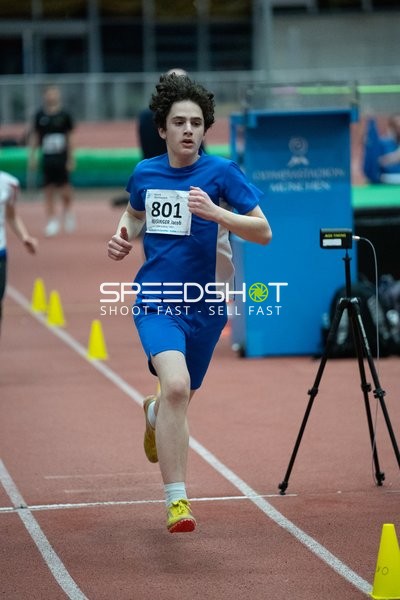 Läufer mit Startnummer 801 in Aktion