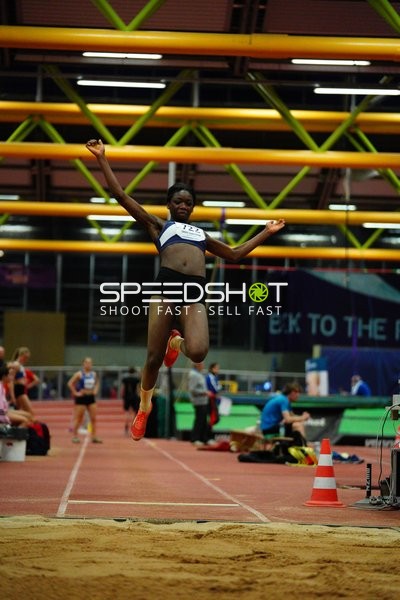 Athletin mit Startnummer 722 beim Weitsprung