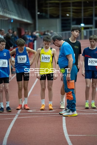 Athleten mit Startnummern vor dem Start