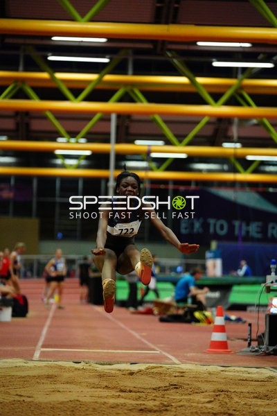 Athletin mit Startnummer 722 beim Weitsprung