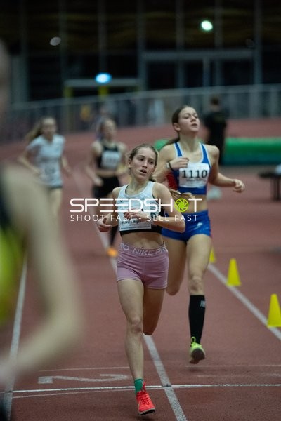 Läuferinnen mit Startnummer 1110 und Magdalena Irlinger