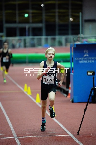 Läufer mit Startnummer 1178 sprintet