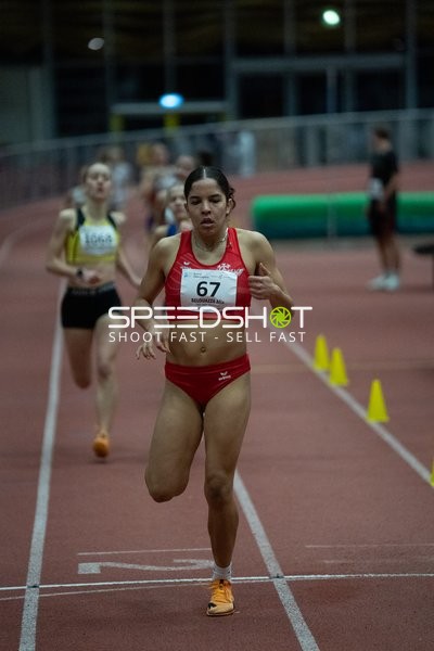 Läuferin mit Startnummer 67 in Aktion