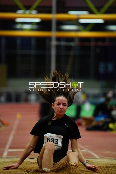 Athletin mit Startnummer 683 im Weitsprung