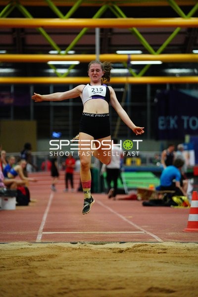 Athletin mit Startnummer 215 beim Weitsprung