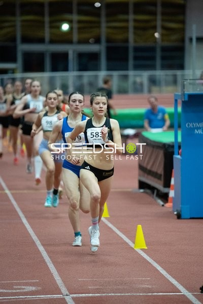 Läuferin mit Startnummer 583 in Führung