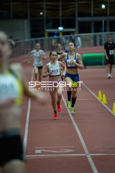 Läuferinnen mit Startnummern 423 und 111