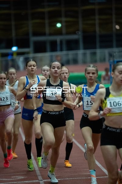 Läuferinnen mit Startnummern in Aktion