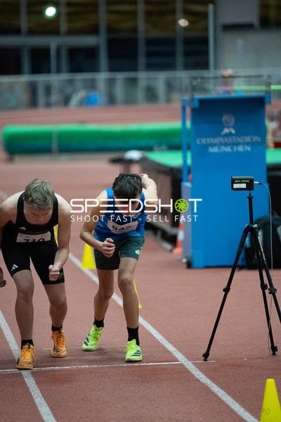 Start zum Rennen mit Startnummer 710 und 845