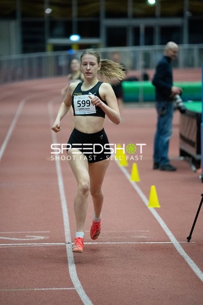 Athletin mit Startnummer 599 in Aktion