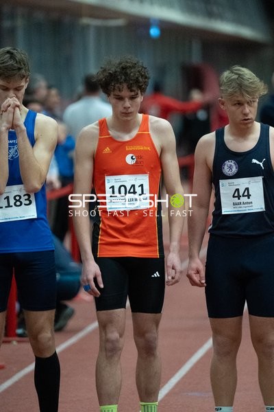 Drei Athleten vor dem Start