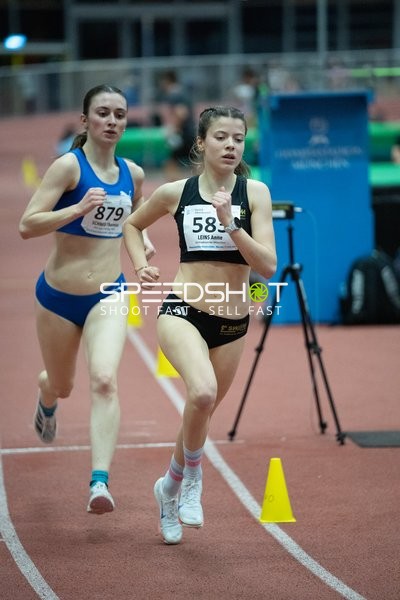 Läuferinnen mit Startnummern 585 und 879