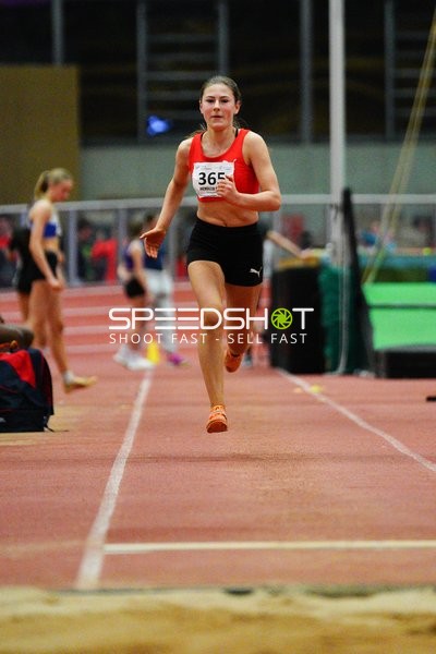 Athletin mit Startnummer 365 in Aktion