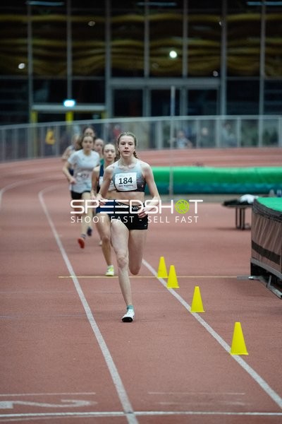 Läuferin mit Startnummer 184 in Führung