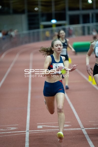 Läuferin mit Startnummer 12 in Aktion