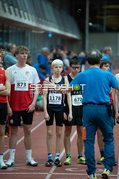 Athleten mit Startnummern vor dem Start
