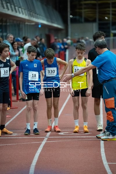 Startvorbereitung mit Startnummern 10, 18, 330