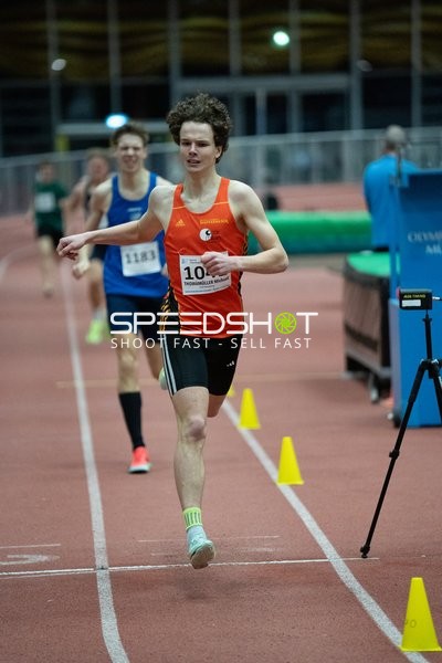 Läufer mit Startnummer 102 in Aktion