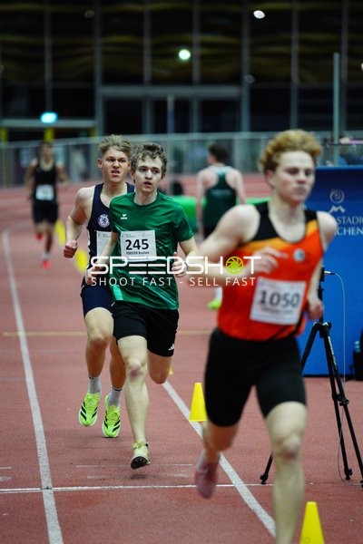 Läufer mit Startnummer 1050 in Führung