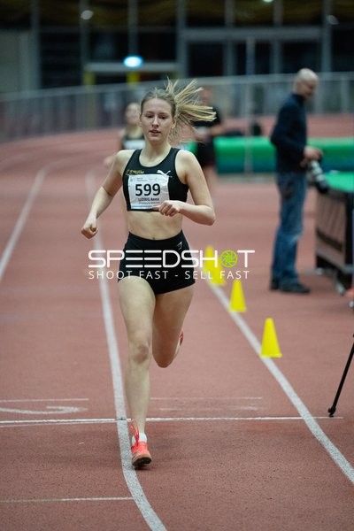 Athletin mit Startnummer 599 in Aktion