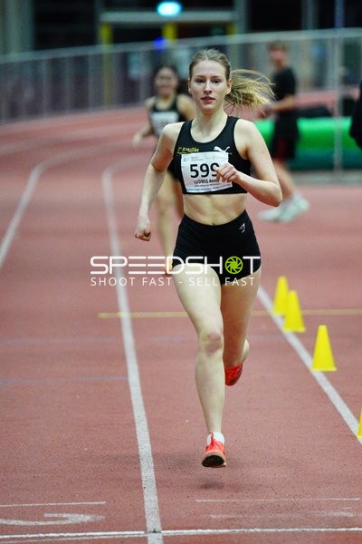 Athletin mit Startnummer 599 in Aktion