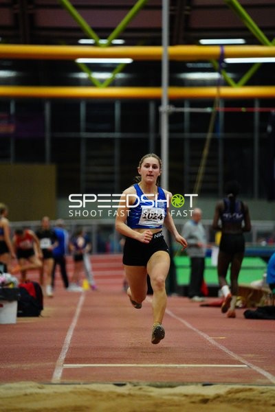 Athletin mit Startnummer 1024 in Aktion