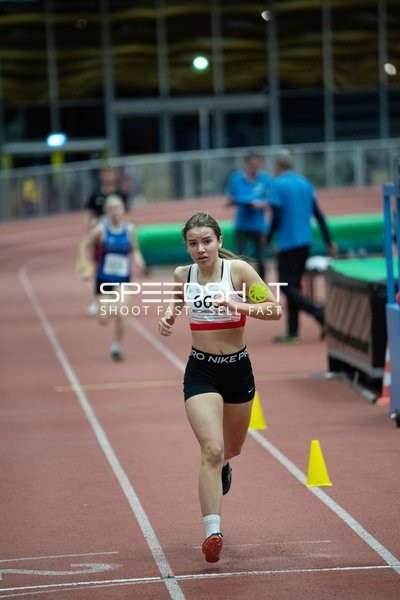 Läuferin mit Startnummer 663 in Aktion