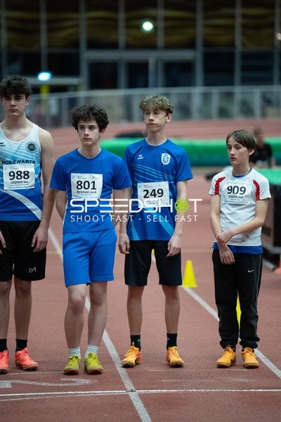 Vier Athleten mit Startnummern