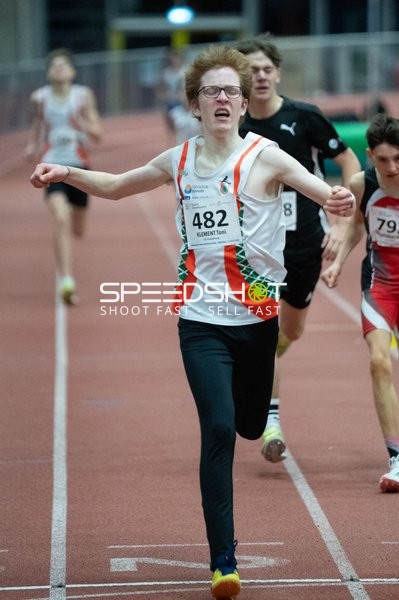 Läufer mit Startnummer 482 gewinnt