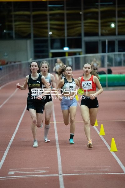 Vier Läuferinnen auf der Bahn